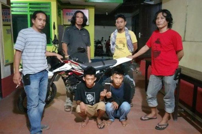 Tim khusus Polsek Tanete Riattang Polres Bone yang dipimpin oleh Aiptu Heman telah mengamankan dua remaja pelaku jambret, Senin (28/1/2019) malam.&nbsp;