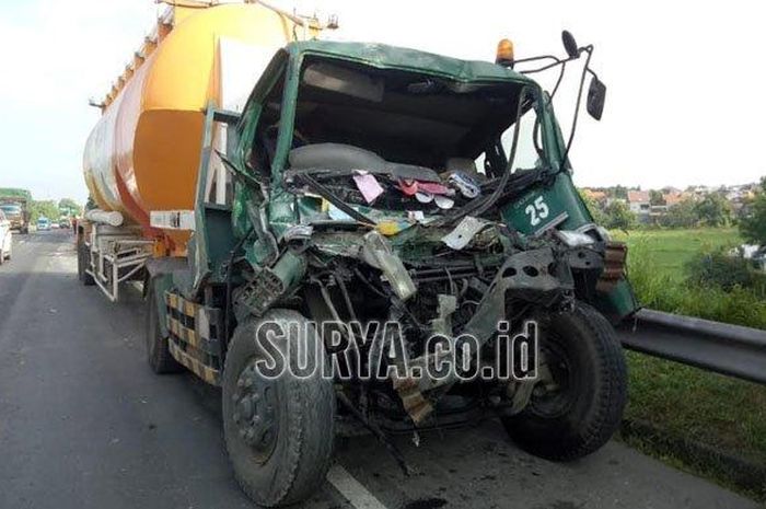 Truk trailer usai menabrak dump truk di Jalan Tol Gresik - Surabaya (30/1/2019)