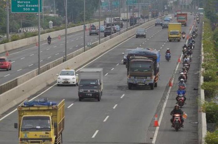 Pengendara motor diperbolehkan melintas di Jalan Tol Puri Kembangan menuju ke arah Cengkareng dan sebaliknya karena banjir menggenangi sejumlah titik di jalan arteri di pinggir tol sejak Jumat (18/1/2013) pagi