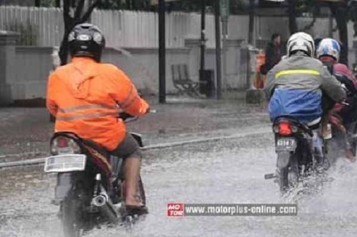 Ilustrasi. Bahaya ini mengcanam pengendara yang nekat naik motor tanpa alas kaki saat hujan.