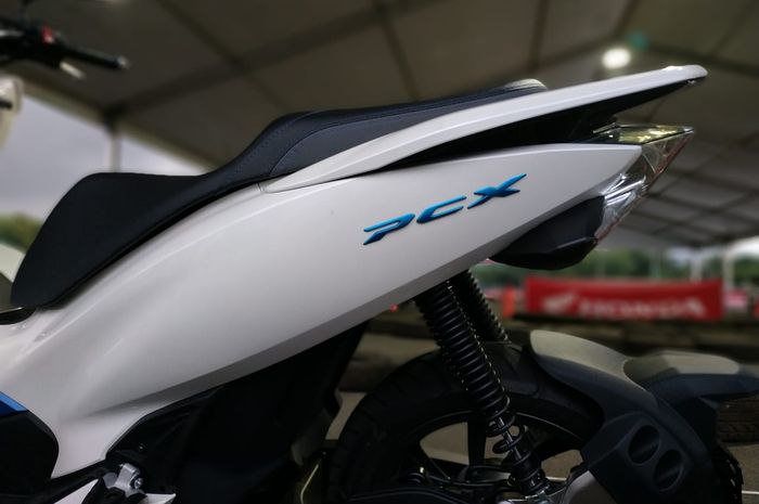 Emblem PCX dengan aksen biru menandakan bahwa motor ini menggunakan listrik