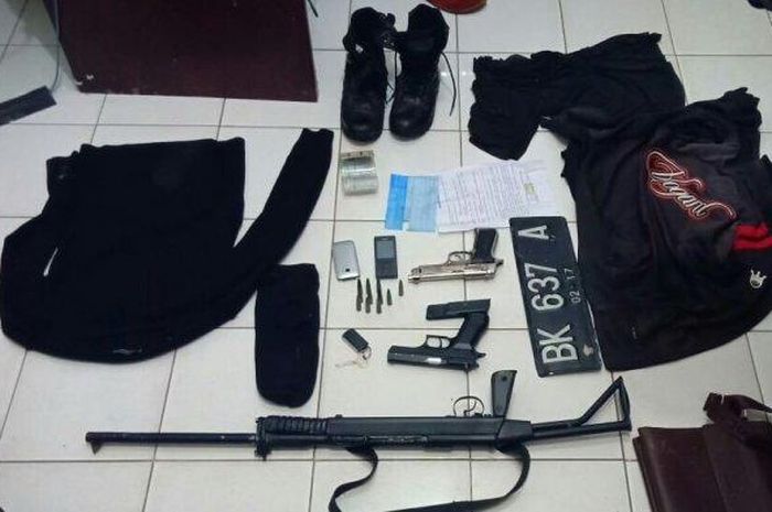 Senjata dan barang bukti yang disita dari dua pria mencurigakan di Lhokseumawe