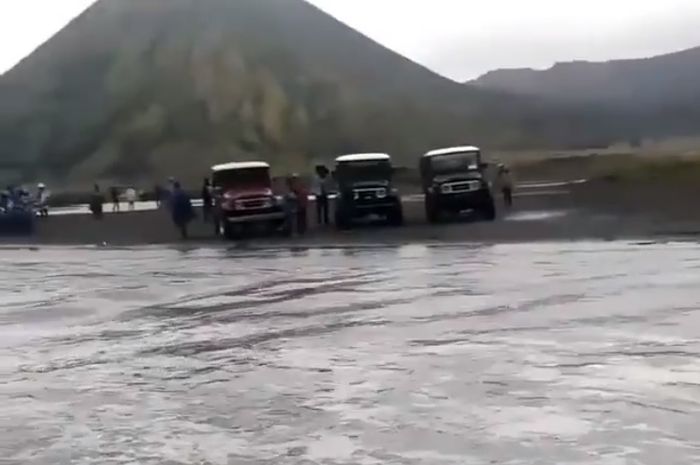 Lautan Pasir Gunung Bromo berubah jadi sungai