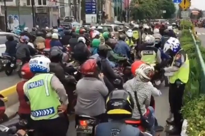 Masih banyak pemotor yang belum sadar keselamatan dan banyak yang melanggar dengan masuk jalur TransJakarta.