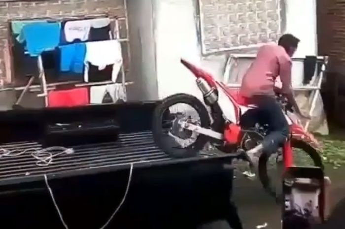 Honda CRF150L turun dari mobil bak langsung digas