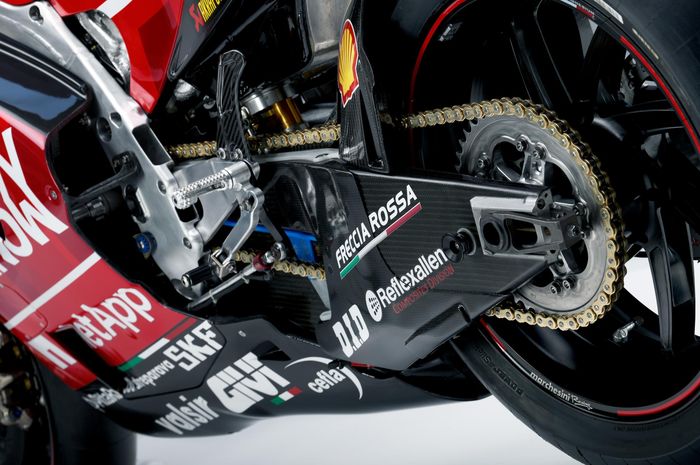 Tim Ducati MotoGP menggunakan swingarm berbahan carbon sejak tahun 2009