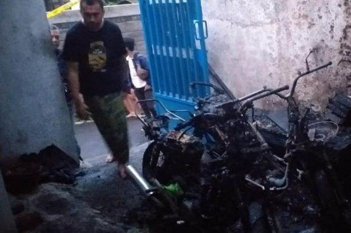 Korban teror kain api kali ini menimpa 2 motor di garasi