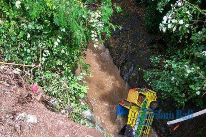 Truk terjun ke jurang sedalam 20 meter karena mengikuti GPS