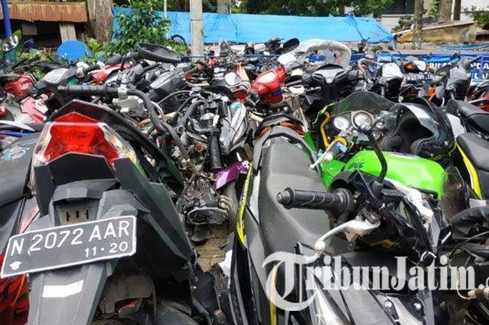 Motor mangkrak yang penuhi halaman Unit Laka Lantas Polres Malang Kota