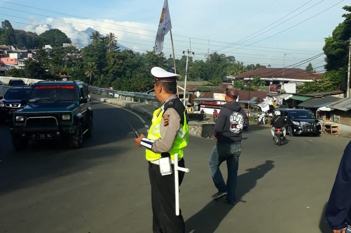 Polisi sedang atur lalu lintas di daerah puncak