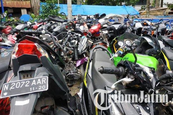 Kumpulan kendaraan mangkrak di Polres Malang Kota