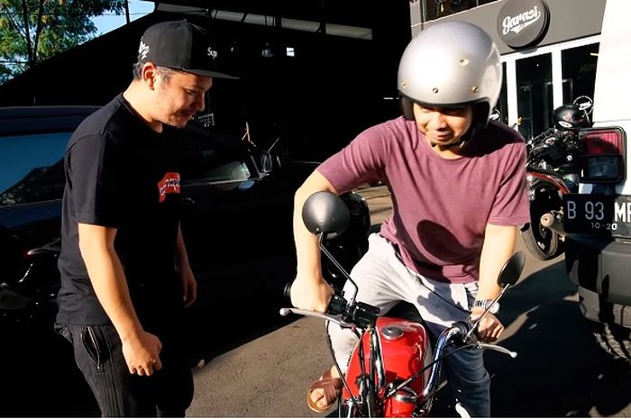 Raditya Dika belajar motor bareng Gading Marten.