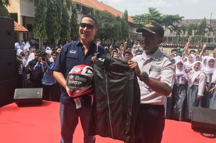Slamet, satpam SMAN 4 Tangerang Selatan mendapat hadiah dari Wahana