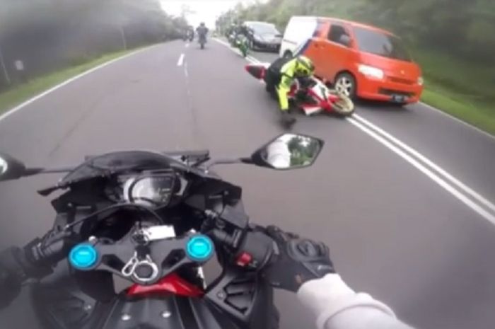 Pemotor Yamaha YZR-R1 crash setelah membentur bodi Gran Max di Subang, Jabar.