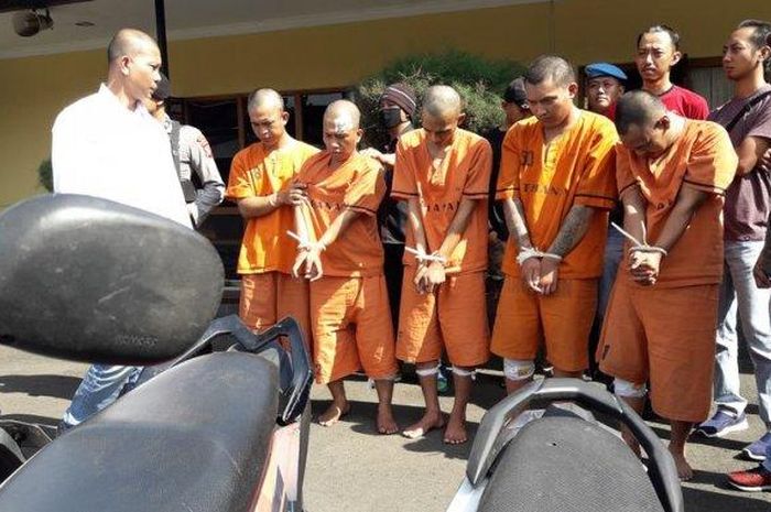 Pelaku curanmor modus baru pakai tali sepatu ditahan di Polres Cimahi