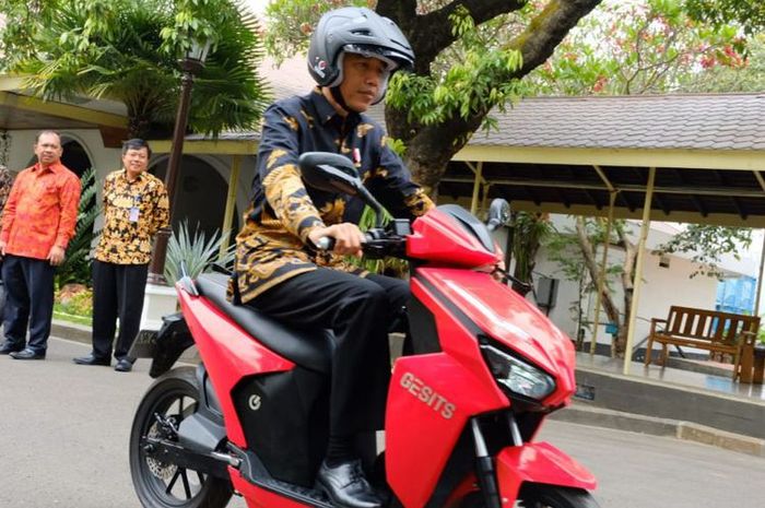 Presiden Joko Widodo menjajal motor listrik Gesits di Istana Kepresidenan, Jakarta, Rabu (7/11/2018).(KOMPAS.com/IHSANUDDIN)