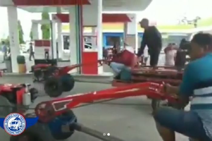 Puluhan traktor penuhi salah satu pom bensin di Klaten, Jawa Tengah