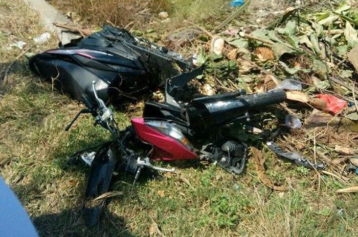  Sepeda motor milik M Fadhil terlihat rusak berat akibat ditabrak mobil Avanza Veloz di Jalan Medan-Banda Aceh, tepatnya di Gampong Blang Bitra, Kecamatan Peureulak, Aceh Timur, Minggu (3/1/2019)&nbsp;