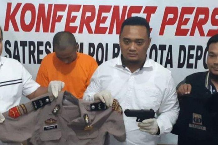 Satreskrim Polresta Depok menunjukan barang bukti dari kasus penggelapan mobil oleh Taufiq Hidayat saat konferensi pers, Senin (5/2/2019).