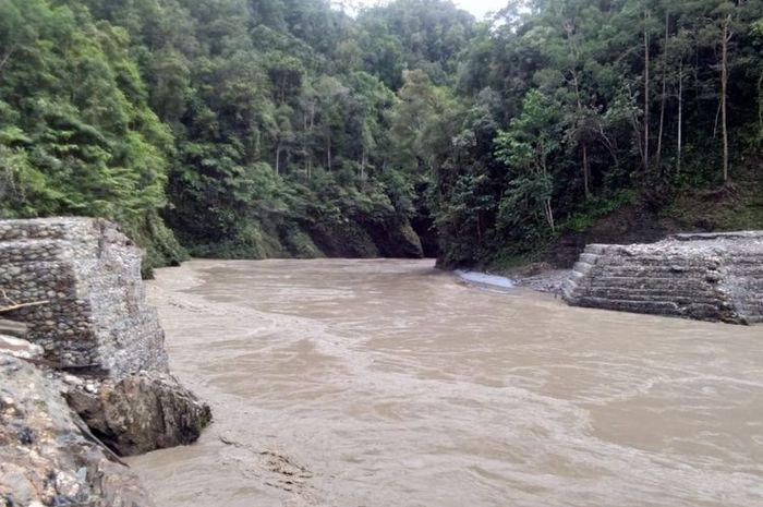 Kondisi jembatan Yahuli di jalan trans Jayapura-Wamena KM 383 yang hanyut dibawa air.