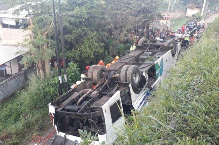 Kecelakaan tunggal dialami Bus kramat jati di Jalan By Pass Cikopo hingga terbalik ke Jalan Cipeutag, Kab. Bandung, Jawa Barat 