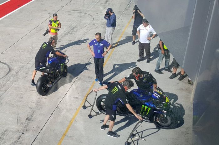 Pihak HRC tertangkap kamera mengintip Motor Yamaha YZR-M1 dari pinggir.