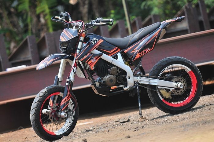 Modifiaksi Kawasaki D-Tracker jadi supermoto