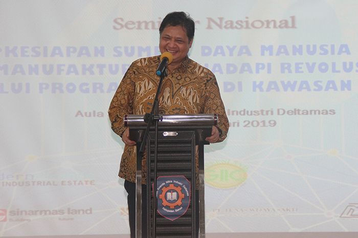 Menteri Perindustrian Airlangga Hartarto memberikan pemaparan pada Seminar Nasional Kesiapan Sumber Daya Manusia (SDM) Industri di Kawasan Industri Deltamas, Cikarang, Jawa Barat, Senin (6/2).