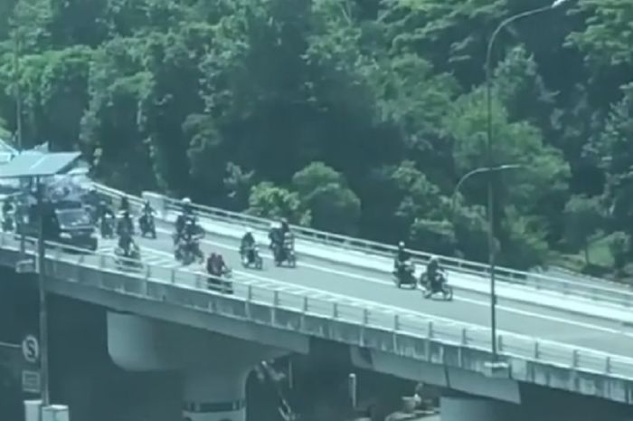 Ratusan pemotor memasuki tol dalam kota hari ini (07/02/2019).