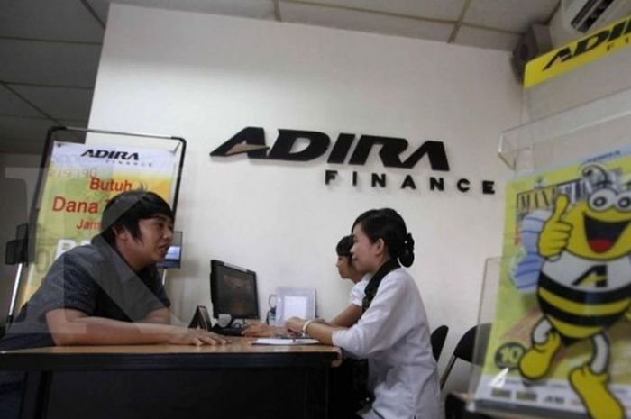Ilustrasi pelayanan kredit Adira Finance