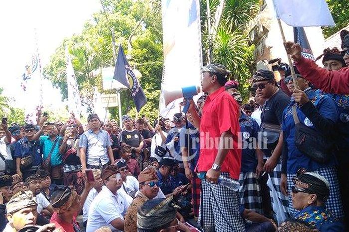 Unjuk rasa tolak taksi online di Bali