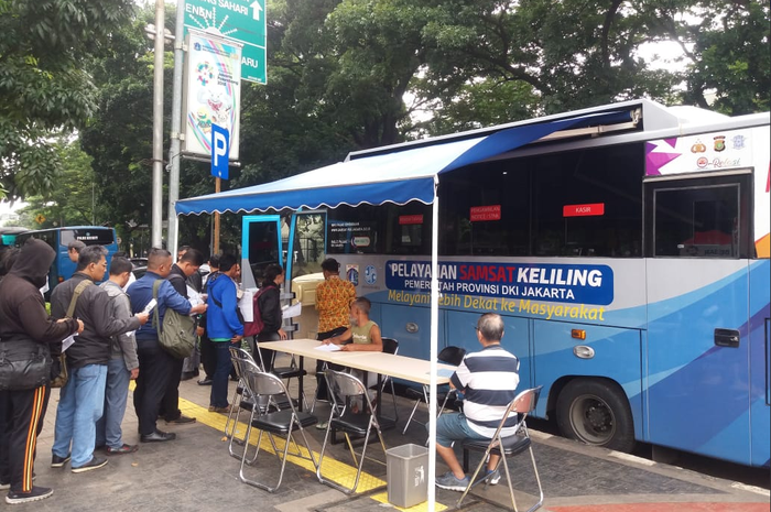 Pelayanan mobil Samsat keliling Jakarta Pusat di Lapangan Banteng Jakpus, hari Kamis 07 Februari 2019 mulai jam 08.00 s/d 14.00 WIB siap melayani masyarakat. 