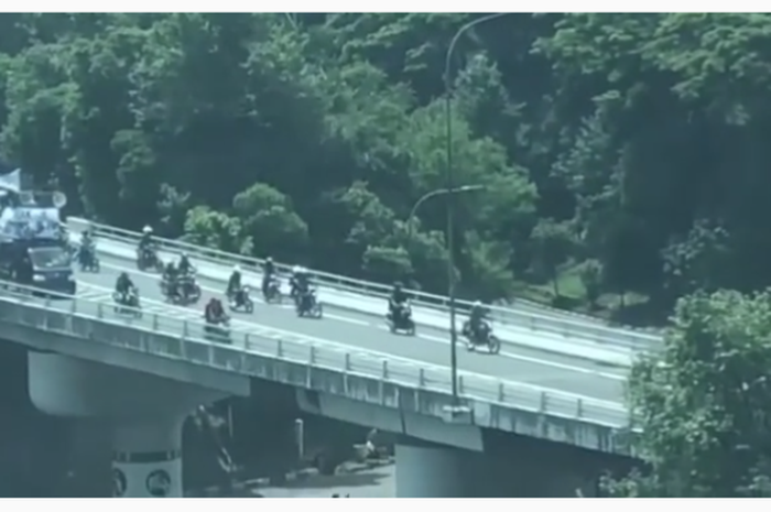 Ratusan pemotor masuk tol