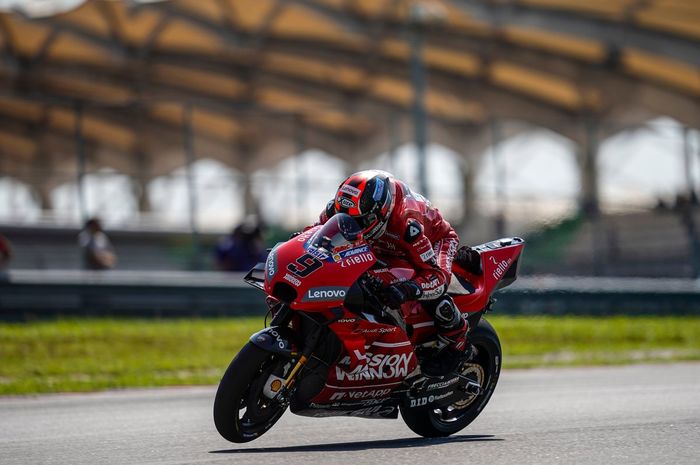 Pebalap Ducati, Danilo Petrucci,  ketika melakoni uji coba di Sirkuit Sepang, Malaysia, Kamis (7/2/2019).