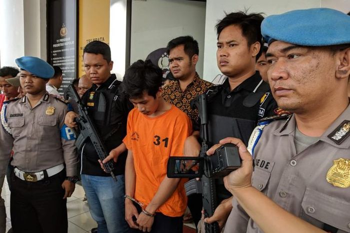 Adi Saputra ditetapkan sebagai tersangka oleh kepolisian dengan tuduhan melakukan penadahan pada Jumat (8/2/2019) di Mapolres Metro Tangerang Selatan.