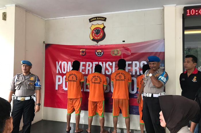 Empat pelaku residivis dalam perkara pencurian dengan menggunakan senjata api.