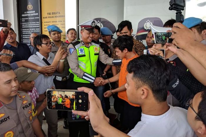 Adi Saputra menangis meminta maaf kepada bripka Oky yang menilangnya, di depan Polres Metro Tangerang Selatan, Jumat (8/2/2019)