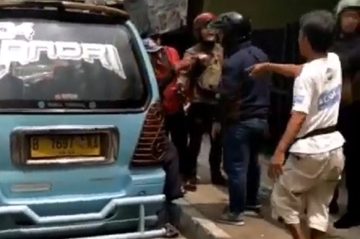 Sopir angkot terlibat cekcok dengan beberapa pengendara motor