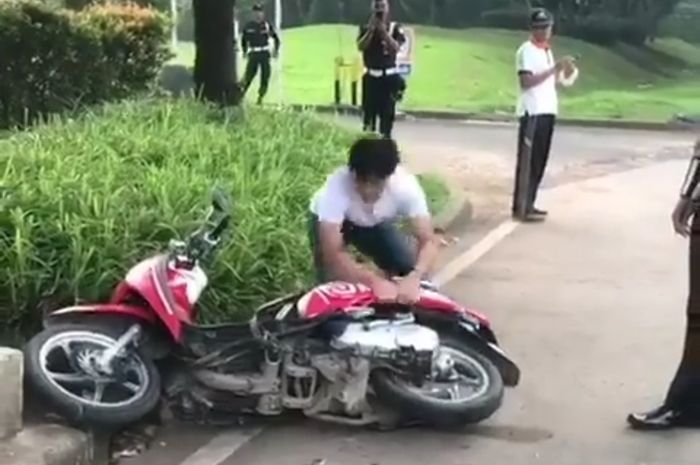 Pemotor hancurkan Honda Scoopy karena enggak terima ditilang