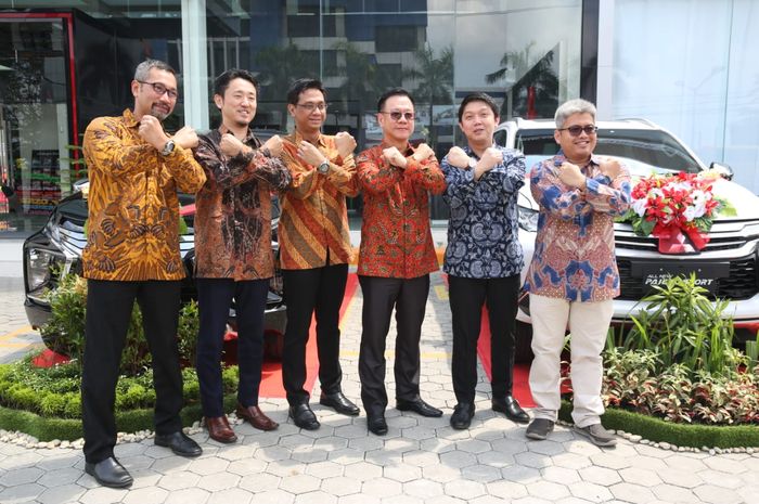 Jajaran petinggi MMKSI dan DIPO Group resmikan dealer baru Mitsubishi di Medan, Sumatera Utara