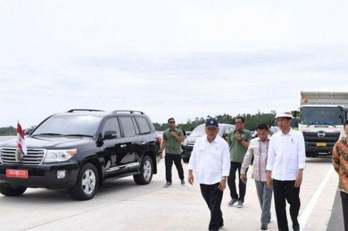 Presiden Jokowi saat meninjau proyek Tol Trans Sumatera