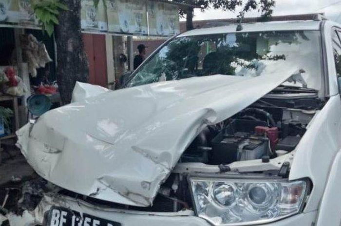 Pajero Penyok Ditabrak Babaranjang 