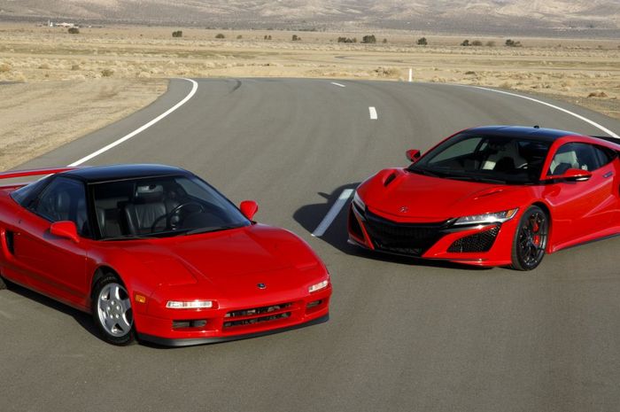 Honda NSX yang lama (kiri) dan yang baru (kanan).