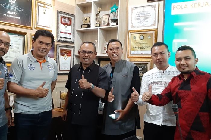 Fredi Rostiawan (kedua dari kiri)ketika berjumpa pejabat PD kebersihan