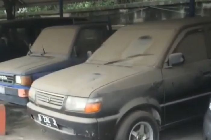 Beberapa Kijang Tua dibiarkan begitu saja sampai berdebu dan kempes ban