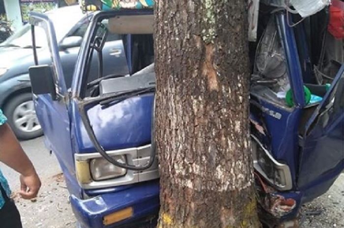 Kecelakaan tunggal Suzuki Carry pikap menabrak pohon
