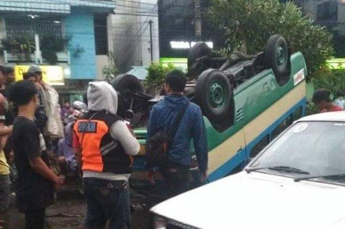 Sopir yang diduga mabuk bikin angkot koprol dan telentang di Bandung