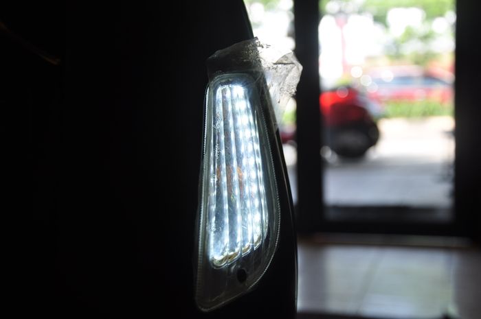 Pasang lampu LED di sein Vespa