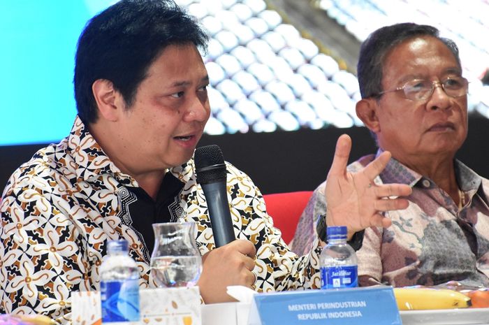 Menteri Perindustrian Airlangga Hartarto (kiri) memberikan pemaparan mengenai capaian ekspor industri otomotif