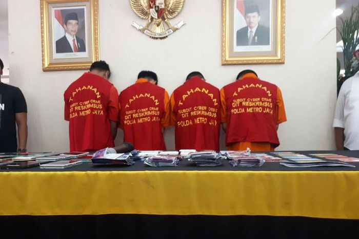 Polda Metro Jaya menangkap empat tersangka kasus order fiktif pada transportasi online pada Selasa (12/2/2019) di Jelambar, Jakarta Barat. Masing-masing tersangka berinisial RP (30), CA (20), RW (24), dan KA (21).
